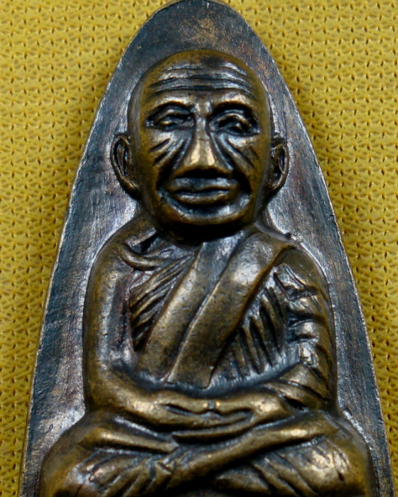 หลวงปู่ทวด วัดช้างให้ หลังหนังสือพิมพ์ใหญ่ ปี 05 บล็อคเสาอากาศ ไหล่จุด 