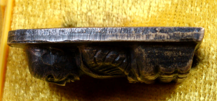 หลวงปู่ทวด วัดช้างให้ หลังหนังสือพิมพ์ใหญ่ ปี 05 บล็อคเสาอากาศ ไหล่จุด 