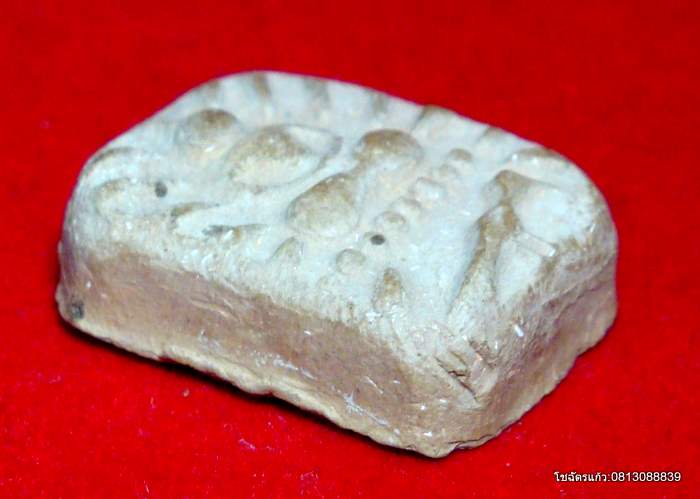 พระเนื้อดินพิมพ์พระปัจเจกฯ ทรงนก หลวงพ่อฤาษีลิงดำ วัดท่าซุง จ.อุทัยธานี 