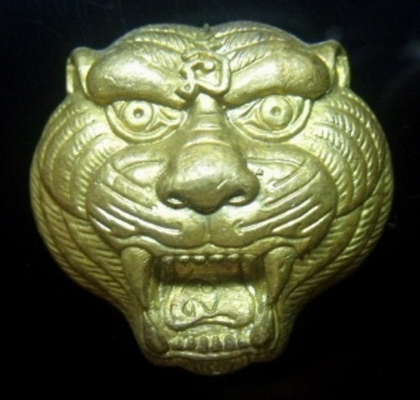 **วัดใจ**หน้ากากเสือรุ่นแรก หลวงปู่คำบุ วัดกุดชมพู เนื้อทองระฆัง อุดมวลสารฝังตะกรุด ปี ๒๕๕๔**สวยๆ