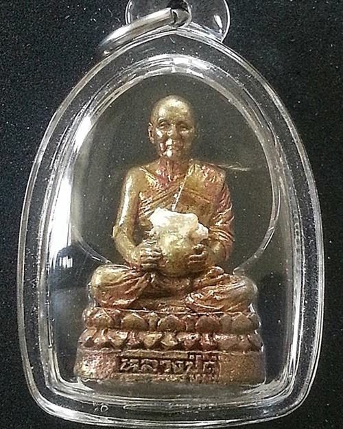 รูปหล่อลอยองค์หลวงปู่ดู่ นั่งอุ้มบาตร รุ่น "มีข้าไม่มีจน"