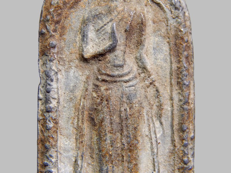 พระร่วงยืน ปางประทานพร สนิมแดง กรุวัดเทวสังฆาราม (วัดเหนือ) จ.กาญจนบุรี