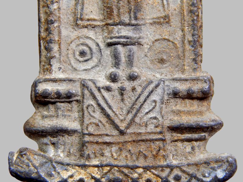 พระร่วงยืน ปางประทานพร สนิมแดง กรุวัดเทวสังฆาราม (วัดเหนือ) จ.กาญจนบุรี