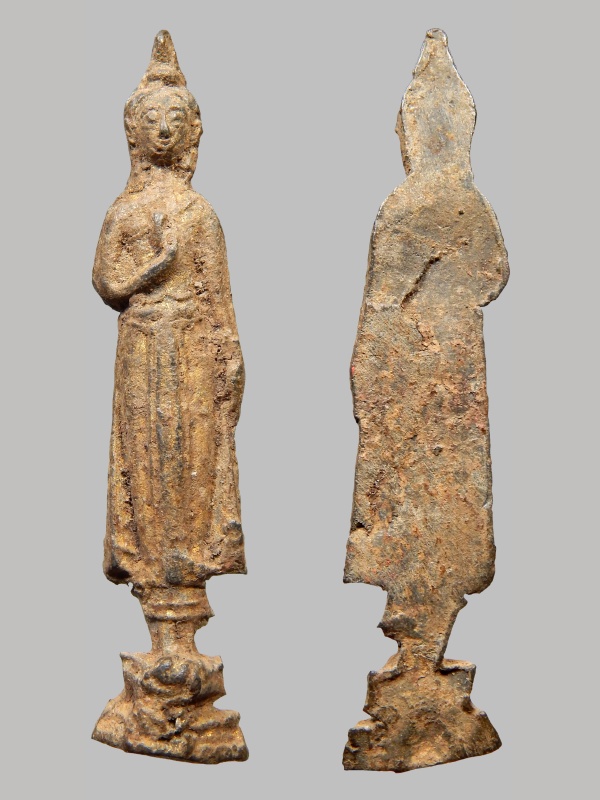 พระร่วงยืน ปางประทานพร สนิมแดง กรุวัดเทวสังฆาราม(วัดเหนือ) จ.กาญจนบุรี  