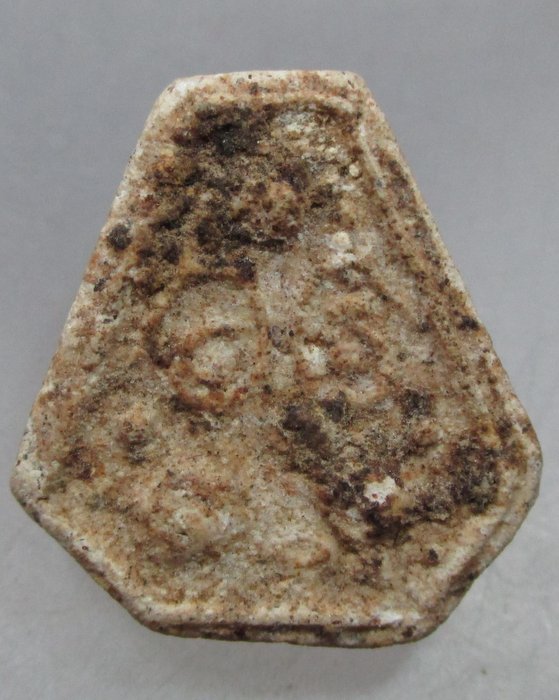 พระปิดตาเนื้อผงบรรจุกรุ ไม่ทราบที่ครับ