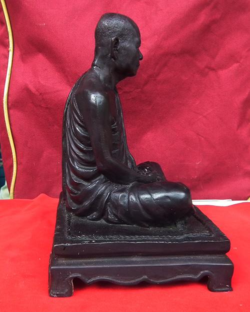 พระบูชารุ่นแรก หลวงปู่ไม อินทสิริ ขนาดหน้าตัก ๕ นิ้ว ปี.๒๕๕๕