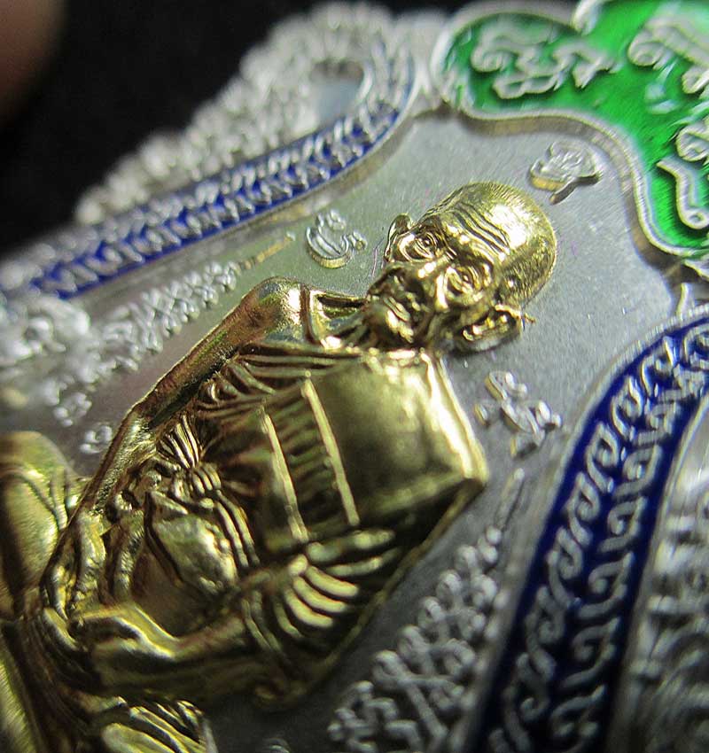 เหรียญเงินหน้ากากทองคำหลวงพ่อรวย วัดตะโก รุ่นรวยทันใจ 