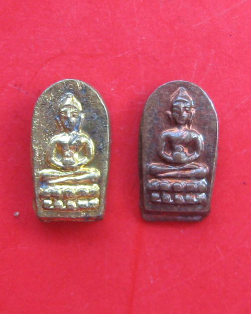 พระปรกใบมะขามหลวงปู่ขาว อนาลโย วัดถ้ำกลองเพล ปี 2522 เนื้อฝาบาตร+ทองแดง ๒