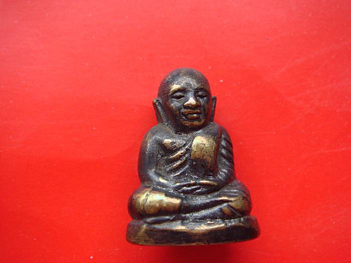 หลวงพ่อเงิน ก้นปั๊มเสาร์ 5