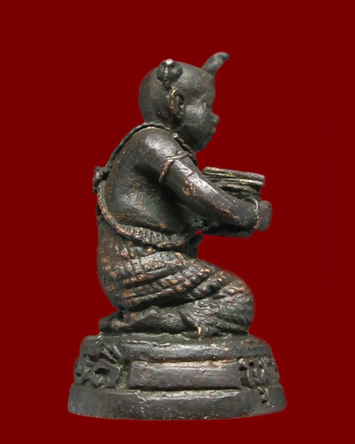 กุมารพ่วงเพชร (แกะ) หลวงปู่หงษ์ พรหมปัญโญ วัดเพชรบุรี จ.สุรินทร์ เนื้อนวฤทธิ์ อุดผงรวยมหาเศรษฐี