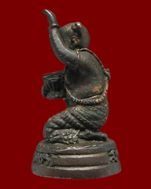 กุมารพ่วงเพชร (แกะ) หลวงปู่หงษ์ พรหมปัญโญ วัดเพชรบุรี จ.สุรินทร์ เนื้อนวฤทธิ์ อุดผงรวยมหาเศรษฐี