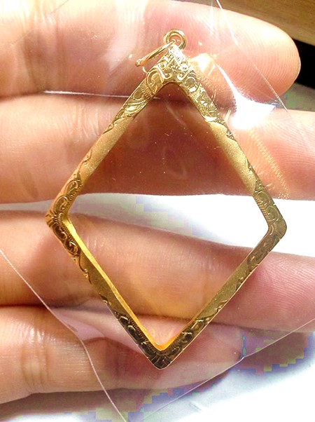 กรอบทองยกซุ้ม ใส่เหรียญข้าวหลามตัด หลวงปู่เอี่ยม วัดสะพานสูง