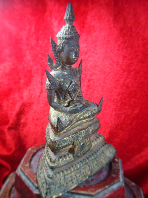 พระบูชารัตนโกสินทร์ ปางอุ้มบาตร หน้าตัก 3 นิ้ว สูง 8 นิ้ว เคาะเดียวจัดไป