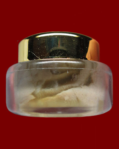 สีผึ้งมงคล หลวงปู่หงษ์ พรหมปัญโญ วัดเพชรบุรี จ.สุรินทร์ รุ่น"สีผึ้งก้นกะทะ" ปี๒๕๕..เนื้อตลับใสฝาทอง 