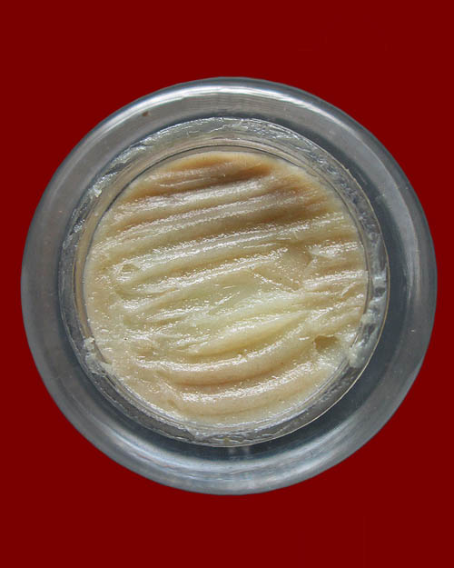 สีผึ้งมงคล หลวงปู่หงษ์ พรหมปัญโญ วัดเพชรบุรี จ.สุรินทร์ รุ่น"สีผึ้งก้นกะทะ" ปี๒๕๕..เนื้อตลับใสฝาทอง 