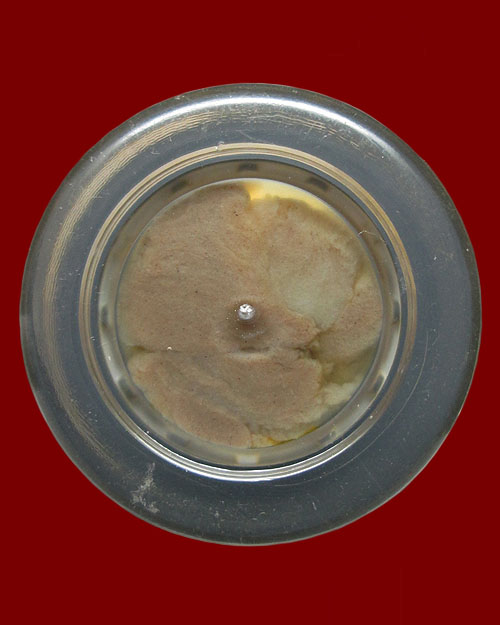 สีผึ้งมงคล หลวงปู่หงษ์ พรหมปัญโญ วัดเพชรบุรี จ.สุรินทร์ รุ่น"สีผึ้งก้นกะทะ" ปี๒๕๕..เนื้อตลับใสฝาทอง 