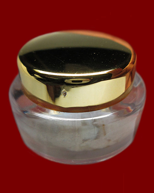 สีผึ้งมงคล หลวงปู่หงษ์ พรหมปัญโญ วัดเพชรบุรี จ.สุรินทร์ รุ่น"สีผึ้งก้นกะทะ" ปี๒๕๕..เนื้อตลับใสฝาทอง 