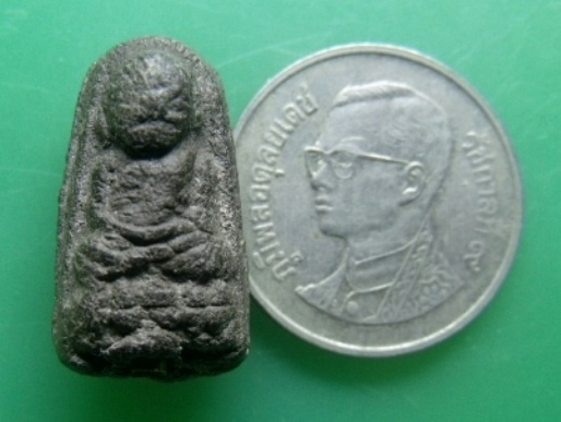 **วัดใจ**หลวงปู่ทวดเนื้อว่านพิมพ์พระรอดจิ๋ว ฝังตะกรุดนารายณ์เเปลงรูป**สวยๆ หายาก เชิญชมครับ