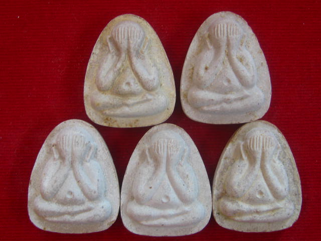 ปิดตา หลังยันต์นะ (3 ยันต์) หลวงพ่อเกษม ปี36 ทีเดียว 5 องค์