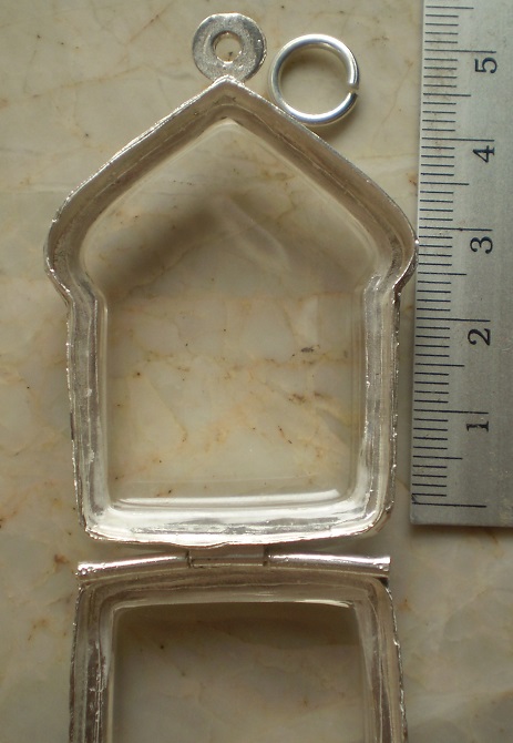 ตลับเงินลงยา ฝั่งเพชร  ใส่พระขุนแผนพรายกุมารพิมพ์ใหญ่  เคาะเดียว 