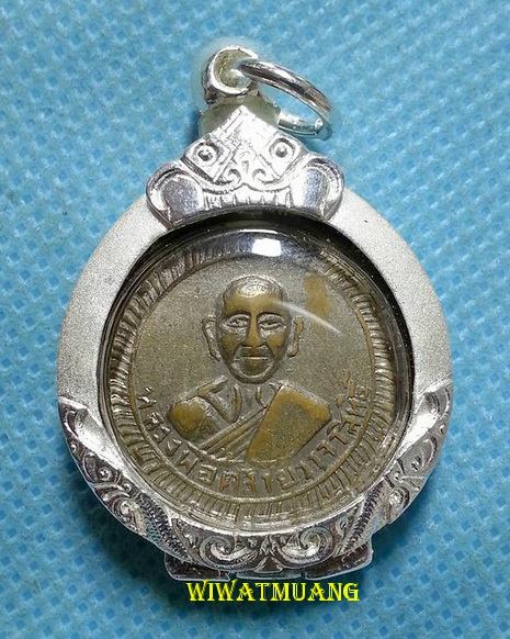 เหรียญกลมกลางพ่อท่านคล้าย วัดพระธาตุน้อย จ.นครศรีธรรมราช ปี๒๕๑๓ เนื้ออัลปาก้าชุบนิ เลี่ยมตลับเงิน