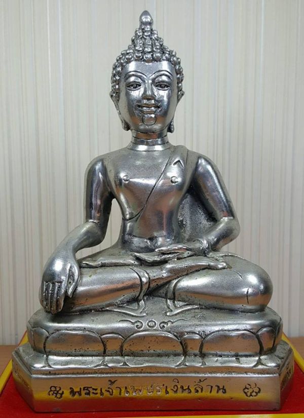 พระเจ้าเพชรเงินล้านรุ่นแรก วัดศรีมุงเมือง อ.ดอยสะเก็ต จ.เชียงใหม่ พ.ศ. 2552