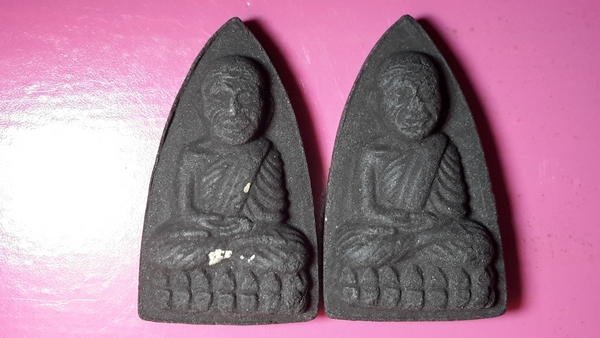 2องค์ ว่านดำหลวงปู่ทวดวัดช้างให้ ไม่ทราบปี เคาะเดียวครับ