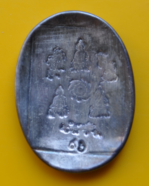 ล็อกเกตหลวงปู่ชื้น วัดญาณเสน หลังแผ่นเงิน 