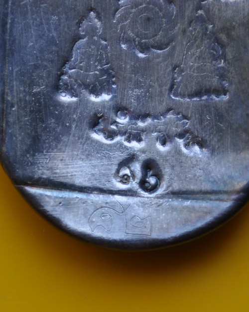 ล็อกเกตหลวงปู่ชื้น วัดญาณเสน หลังแผ่นเงิน 