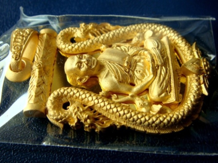 เหรียญเสมาฉลุลาย เนื้อชุบทองไมครอน รุ่นนฤมิตรโชค หลวงพ่อจรัญ หมายเลข 2099