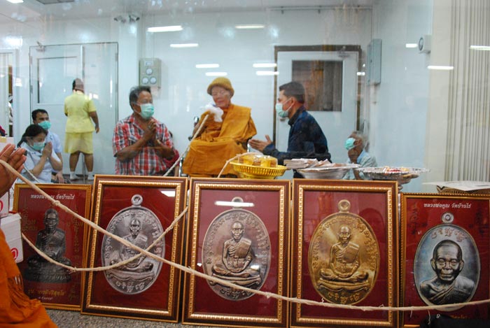 ลูกอม รุ่นแรก หลวงพ่อคูณ ปี2555 บารมีปริสุทโธ ฝังตระกุดชนวน หมายเลข517 ออกวัดดำเนินสถิตย์(วัดบ้านกอก