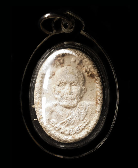 พระผงยันต์ดวงเศรษฐี หลวงปู่หมุน ปี43 เนื้อขาว สภาพน่ารัก เลี่ยมกันน้ำอย่างดี พร้อมบูชาได้เลย