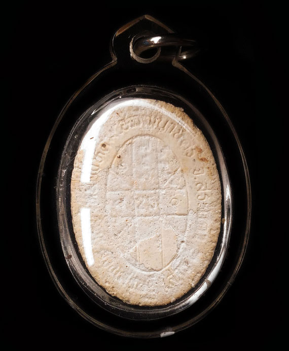 พระผงยันต์ดวงเศรษฐี หลวงปู่หมุน ปี43 เนื้อขาว สภาพน่ารัก เลี่ยมกันน้ำอย่างดี พร้อมบูชาได้เลย