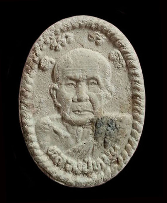 พระผงยันต์ดวงเศรษฐี หลวงปู่หมุน ปี43 เนื้อโซนขาว สวยคมชัด จมูก หูตา ชัดๆ รับประกันประแท้