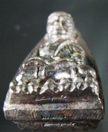 หลวงปู่ทวด พิมพ์เตารีดใหญ่ 2 หน้า (กรรมการ) เนื้อนวะพรายเงิน 4 โค้ด คอจุด 