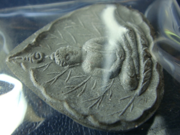 พระประจำวันหลวงปู่โต๊ะ วัดประดู่ฉิมพลี เนื้อผงใบลาน ปี 2520 จ.กรุงเทพฯ พร้อมบัตรรับรองครับ