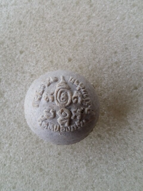  ลูกอมยันต์ห้าผงพรายกุมาร (รุ่นแรก) ปี 48 (ฝังปรกมะขามด้านใน สังเกตจากฟิมฟ์ X-RAY ครับ) เจอน้อยครับ 