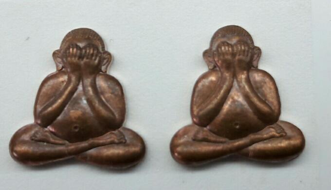 พระปิดตาสาริกา หลวงพ่อสิน ภัททาจาโร วัดละหารใหญ่ ปี ๒๕๕๘ เนื้อทองแดง 2 องค์ พร้อมกล่อง