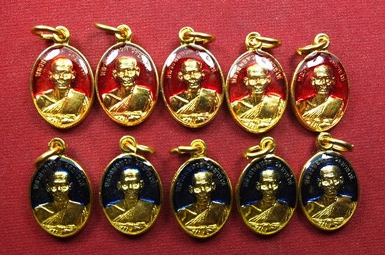 หลวงปู่ทวดวัดช้างให้ พิมพ์เม็ดแตงลงยาสีแดง+น้ำเงินเคลือบเรซิ่น รวม 10 องค์ พร้อมใบคาถาซองวัดครบทุกอง