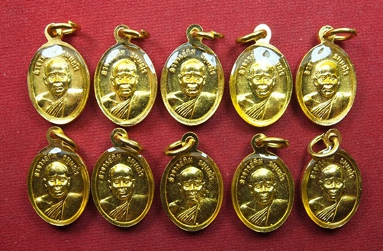 หลวงปู่ทวดวัดช้างให้ พิมพ์เม็ดแตงลงยาสีแดง+น้ำเงินเคลือบเรซิ่น รวม 10 องค์ พร้อมใบคาถาซองวัดครบทุกอง