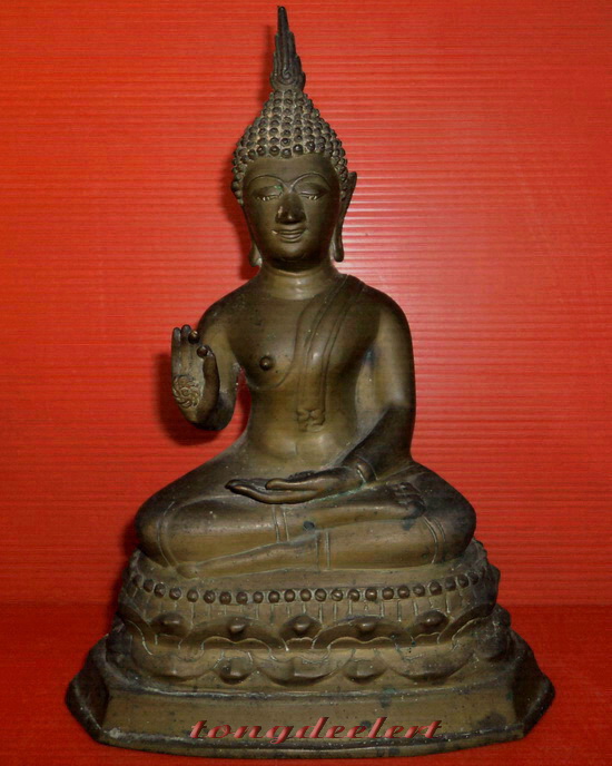 พระบูชาปางประทานพร ใต้ฐานหล่อดินไทยค่ะ