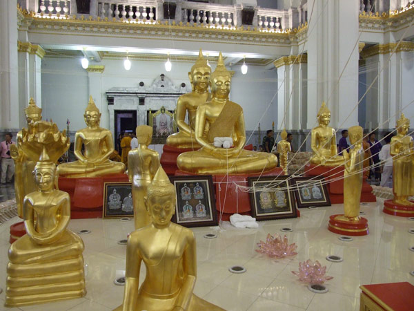 พระพุทธโสธร รุ่นเจริญพร กรรมการหลังเลียบ พิมพ์เล็ก เนื้อทองระฆังลงยา สีแดง หมายเลข ๙๓