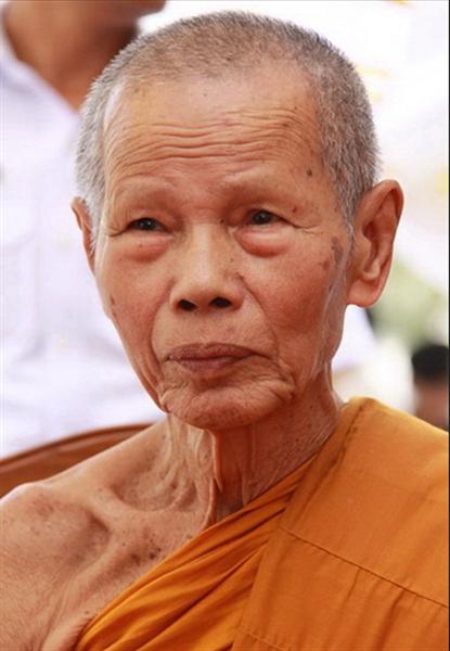 รูปเหมือนปั้ม รุ่นสร้างบารมี หลวงปู่บัว ถามโก วัดศรีบุรพาราม จังหวัดตราด เนื้อเงิน หมายเลข ๒๑๑