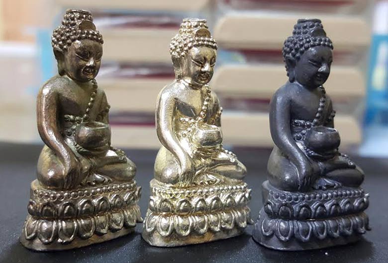 เลข ๙...พระกริ่งโปร่งฟ้ามหาเศรษฐี ชุดกรรมการ สร้าง 88 ชุด ปี ๒๕๕๒ หลวงปู่คำบุ วัดกุดชมภู รวม 3 องค์