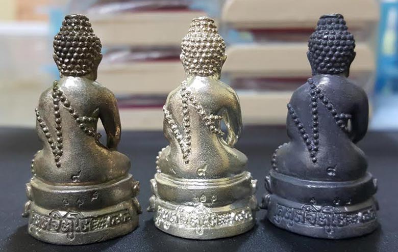 เลข ๙...พระกริ่งโปร่งฟ้ามหาเศรษฐี ชุดกรรมการ สร้าง 88 ชุด ปี ๒๕๕๒ หลวงปู่คำบุ วัดกุดชมภู รวม 3 องค์