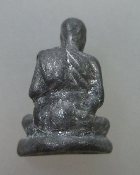 20 บาท รูปหล่อพระเกจิไม่ทราบที่ครับ เนื้อชิน จารใต้ฐาน
