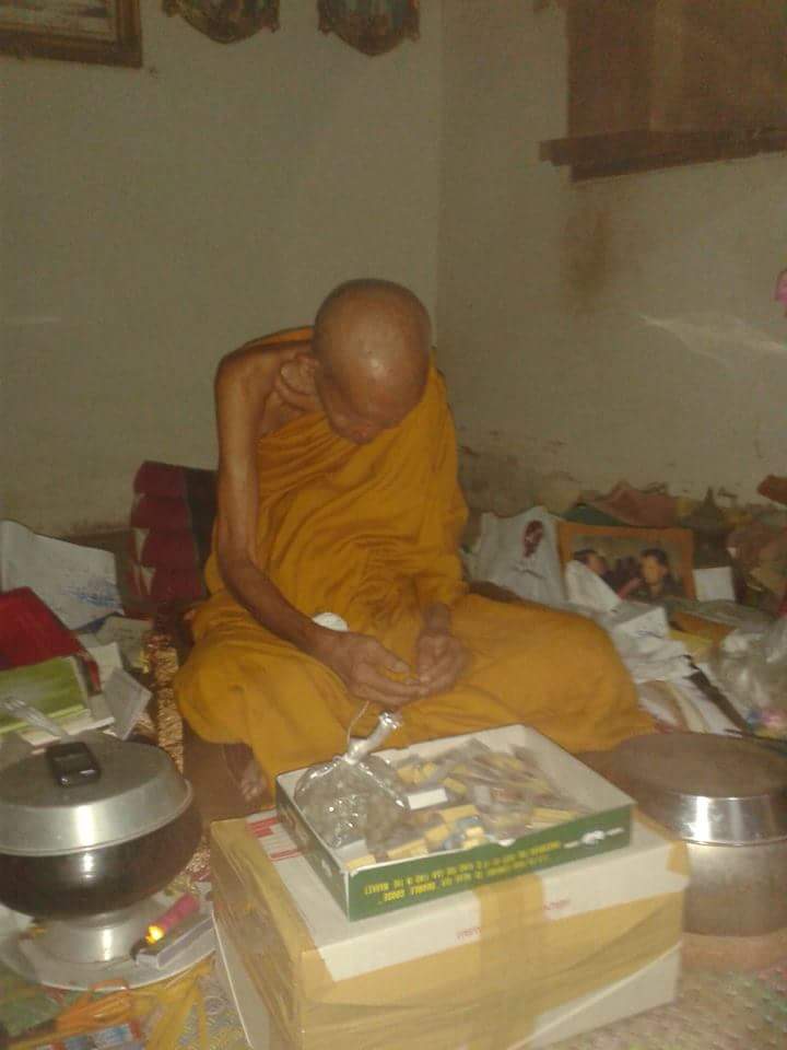 ภาพถ่ายติดกระจก อาจารย์บุญให้ วัดท่าม่วง จ.นครศรีธรรมราช ๓