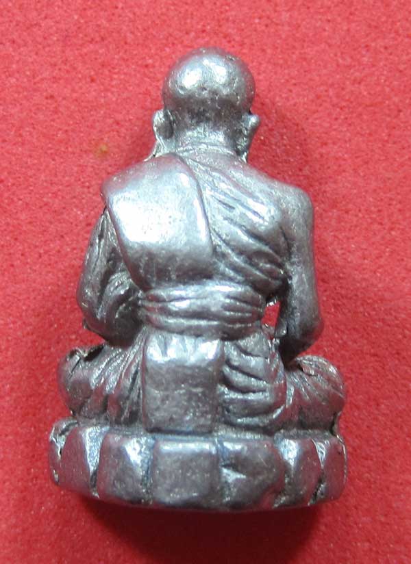 รูปหล่อตะกั่ว คบ หลวงปู่คำบุ คุตฺตจิตฺโต วัดกุดชมภู จ.อุบลราชธานี ฐานภูเขาหล่อโบราณพิมพ์เล็ก