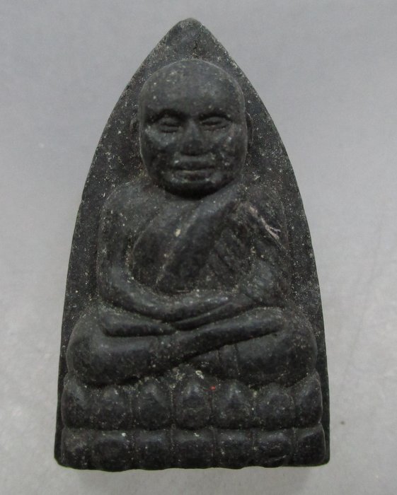 20 บาท พระผงหลวงพ่อนิยม วัดป่าหลักร้อย จ นครราชสีมา รุ่นเหล็กน้ำพี้ พิมพ์หลวงปู่ทวด