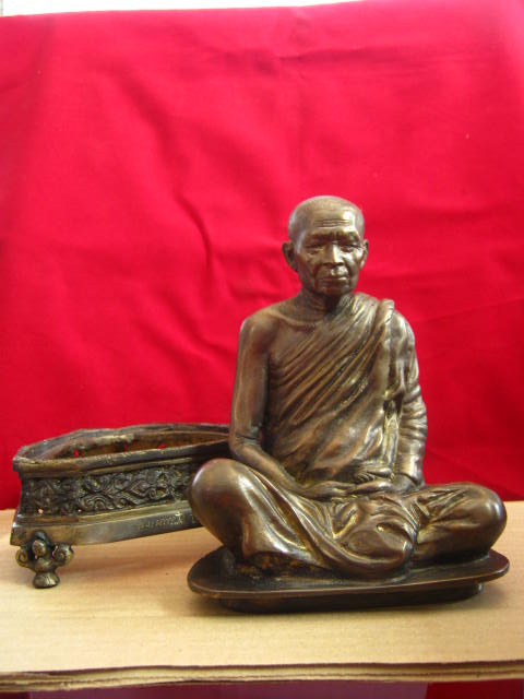 หลวงตามหาบัว พระบูชา 5 นิ้ว รุ่นทีระลึกฉลองเจดีย์น้ำหนาว ฐานถอดได้ ปี 53